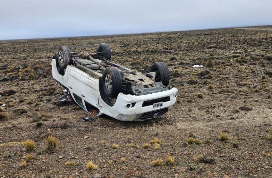 Vuelco en Pampa Salamanca: una familia fue asistida y está fuera de peligro