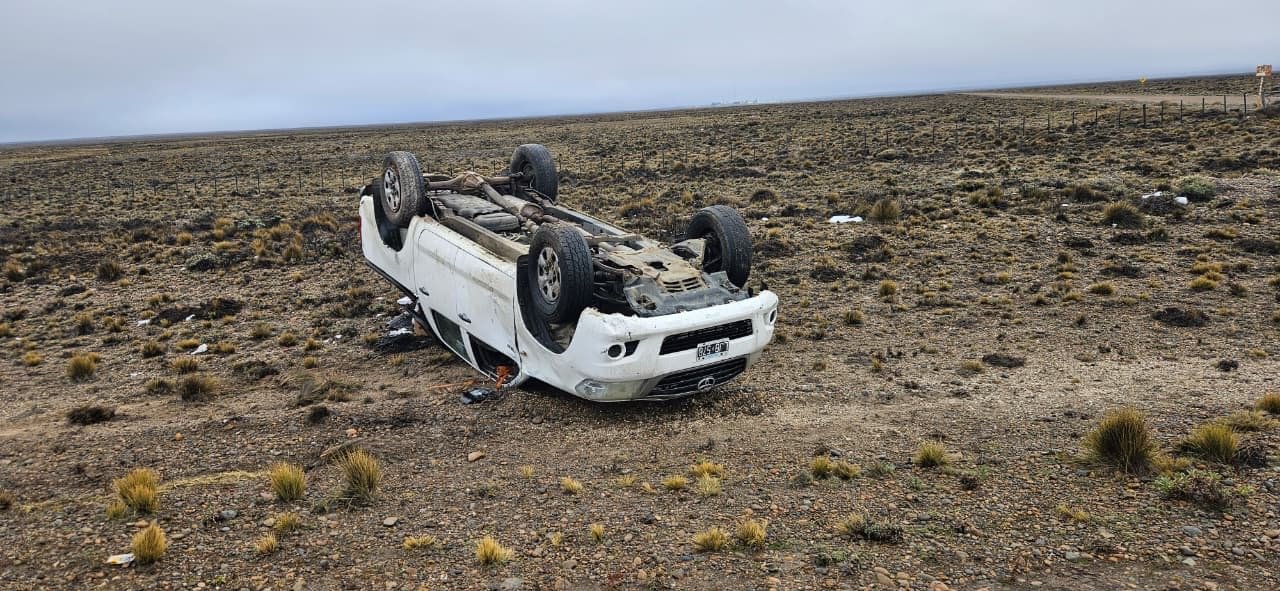 Vuelco en Pampa Salamanca: una familia fue asistida y está fuera de peligro