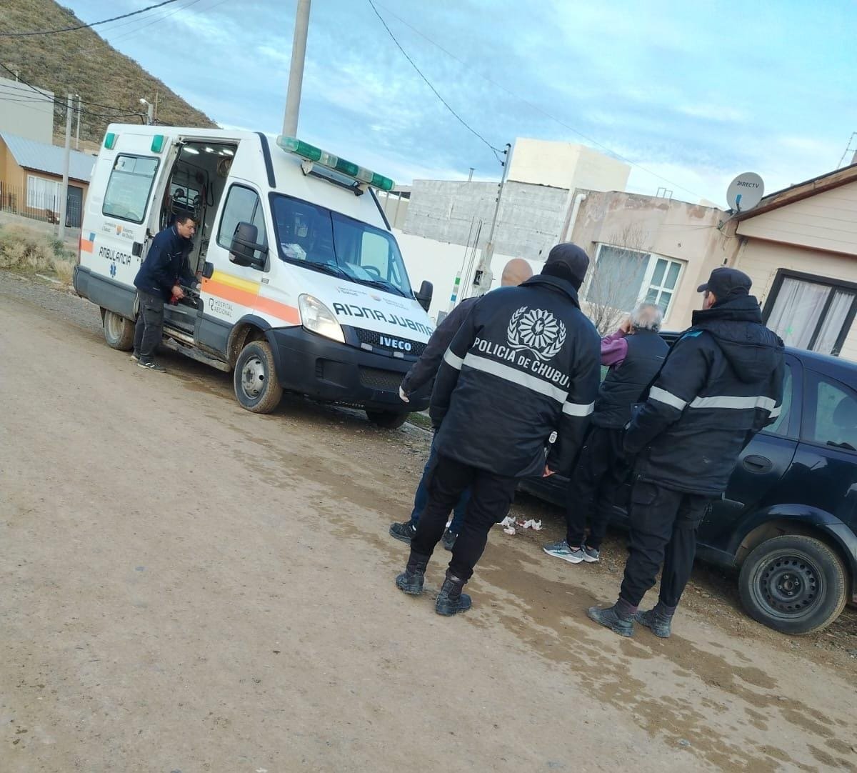 Un hombre fue hospitalizado tras sufrir una caída por el hielo en la vía pública