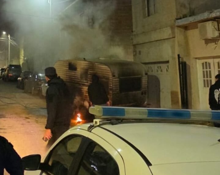 Investigan un incendio intencional que destruyó una casilla rodante en barrio La Floresta