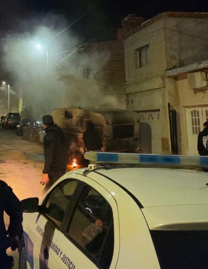 Investigan un incendio intencional que destruyó una casilla rodante en barrio La Floresta