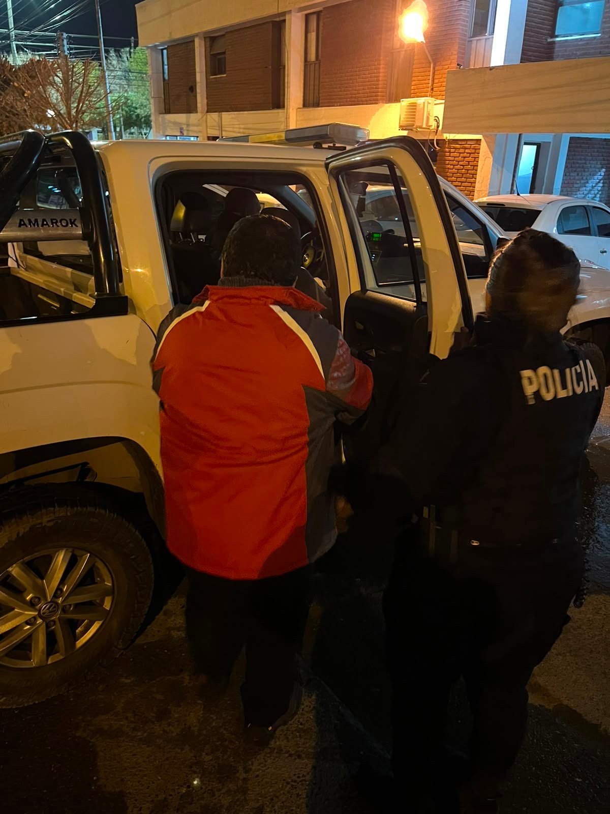 Tres detenidos tras un violento incidente en el Casino Club: un policía resultó herido