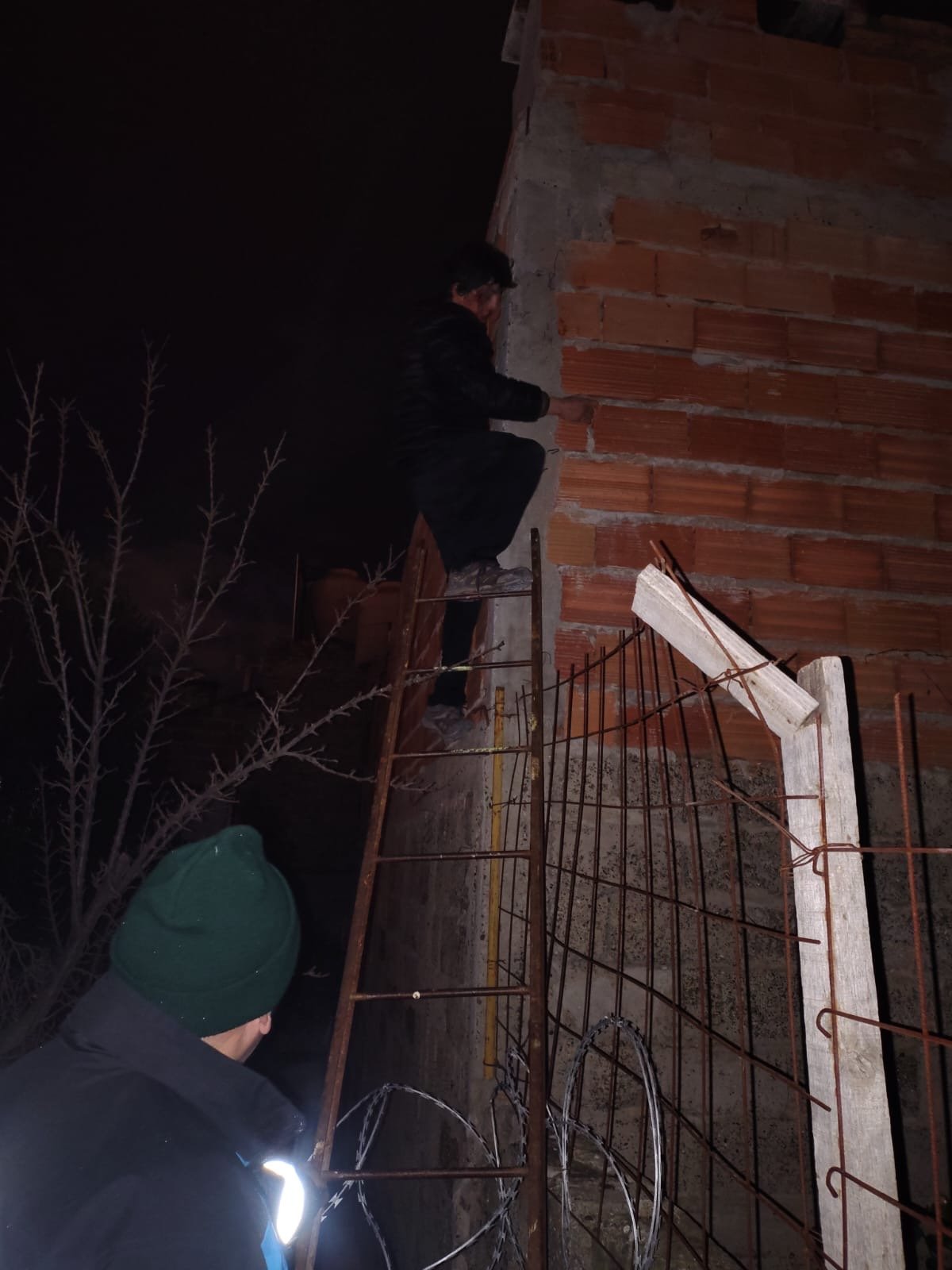 Detuvieron a un hombre tras ser hallado sobre techos de viviendas