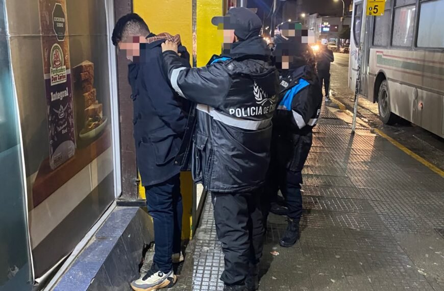 Detuvieron a un hombre tras intentar robar prendas&hellip;