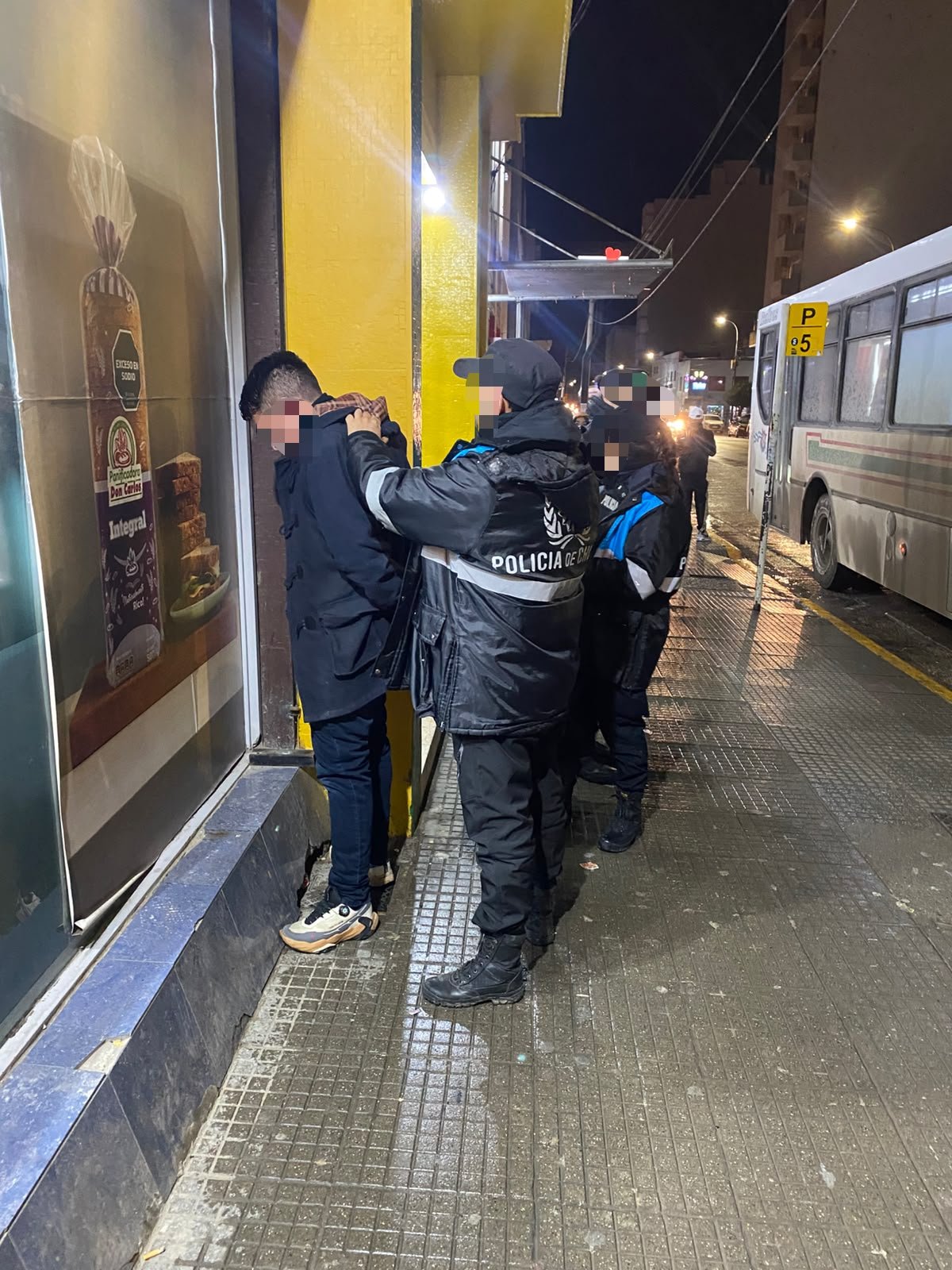 Detuvieron a un hombre tras intentar robar prendas de una tienda céntrica