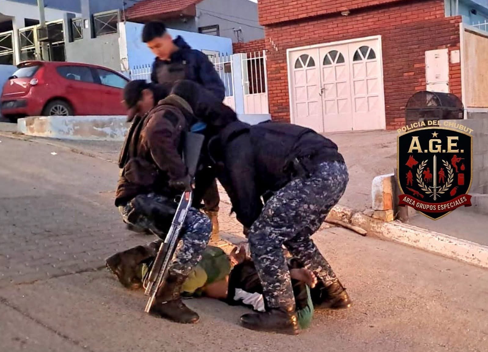 Una mujer redujo a un ladrón que escapaba con un televisor y permitió su detención