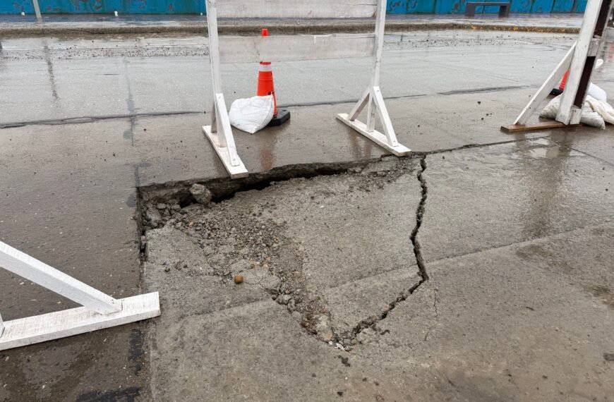 Cedió el asfalto sobre la avenida Ducós y…