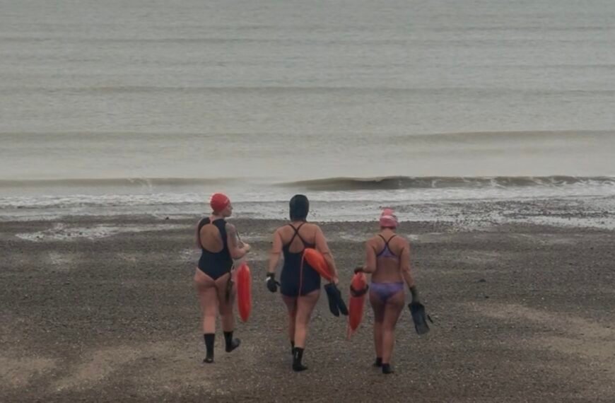 Desafiaron el frío extremo: tres mujeres ingresaron al mar en plena lluvia y nieve para realizar su entrenamiento