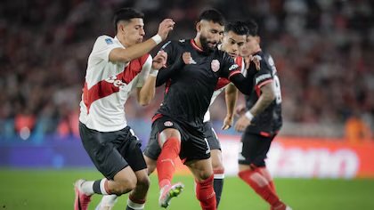 Barracas dio el golpe y venció a River en el Más Monumental