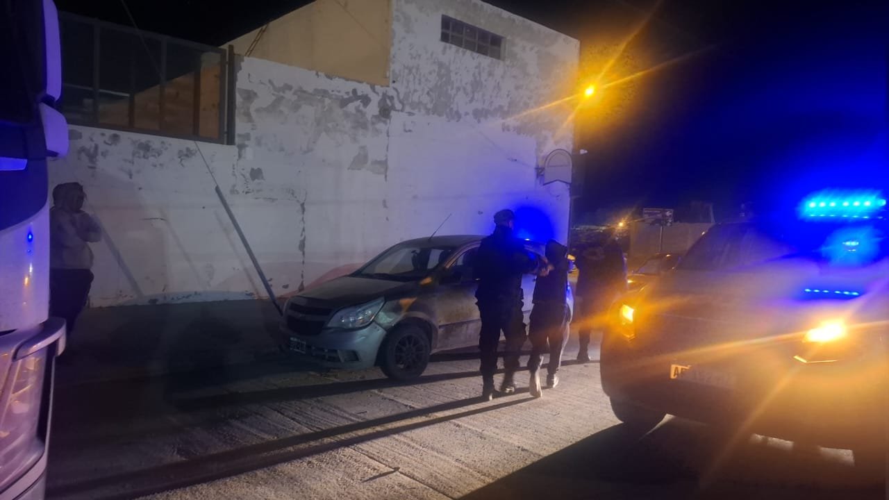 Intentó abrir varios vehículos en un frigorífico y fue reducido por empleados
