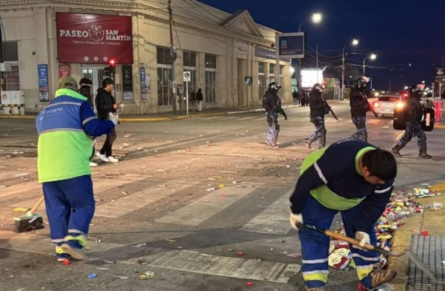 Urbana junto a vecinos limpiaron la calle San Martín tras los festejos