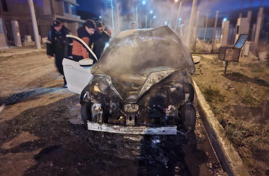 Un automóvil se incendió mientras estaba estacionado