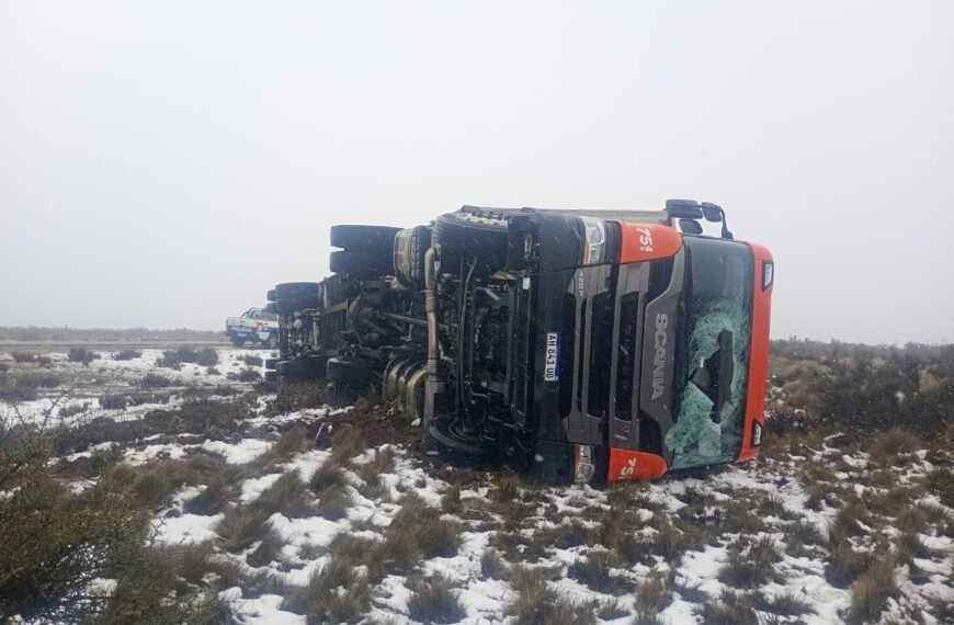 Un camión volcó sobre la Ruta Nacional 3&hellip;