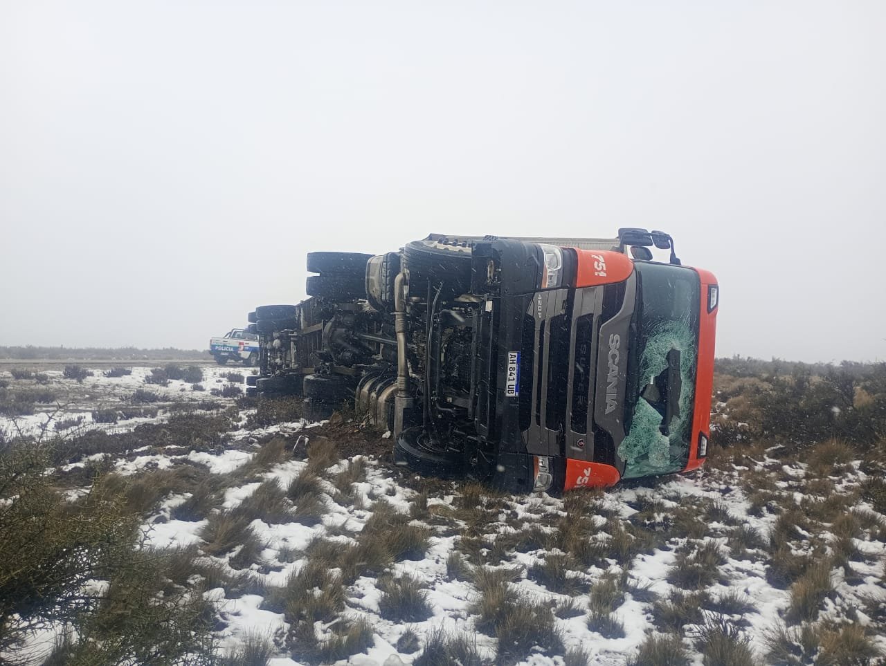 Un camión volcó sobre la Ruta Nacional 3 por la presencia de nieve y hielo