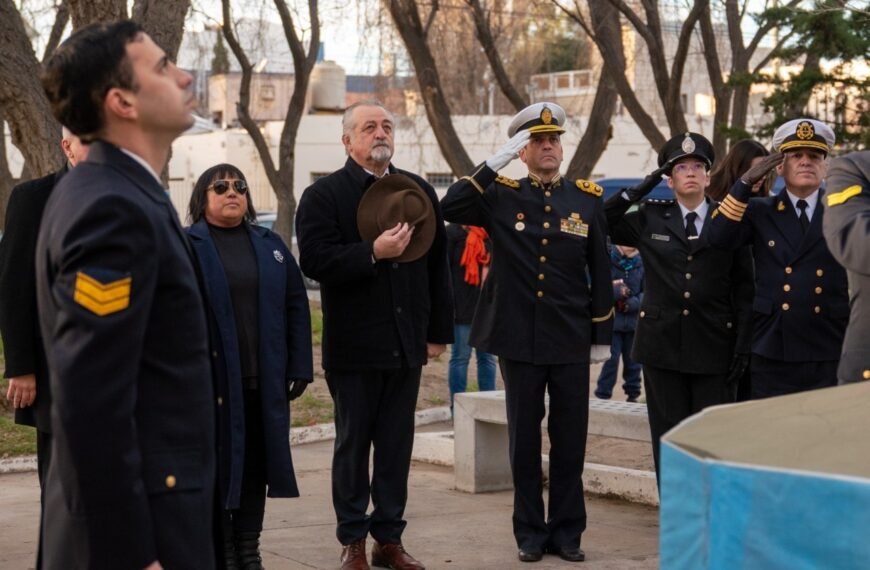 Othar encabezó el acto central por el 210° aniversario de la Independencia en el barrio 9 de Julio
