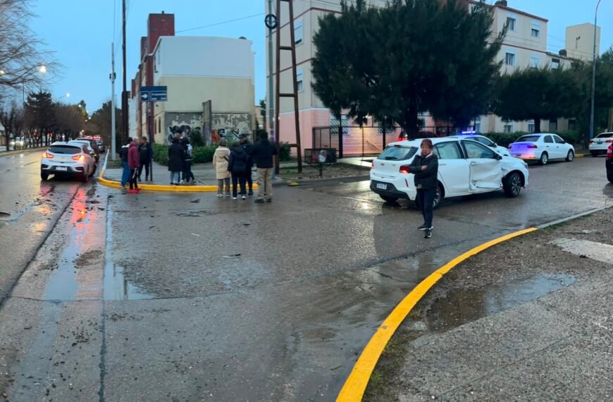 Dos vehículos chocaron en avenida Polonia y Jauretche:…