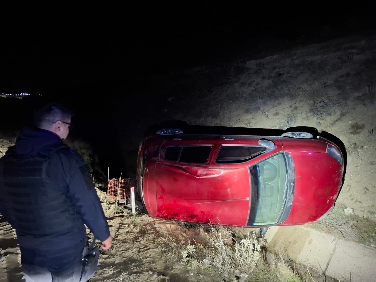 Volcó con su auto en el Camino Alternativo Roque González y salió ileso