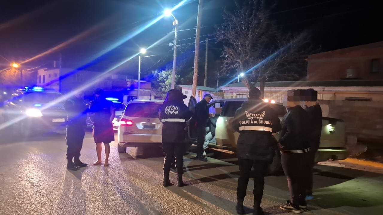 Conducía con 1,72 g/l de alcohol, chocó un auto estacionado e intentó escapar