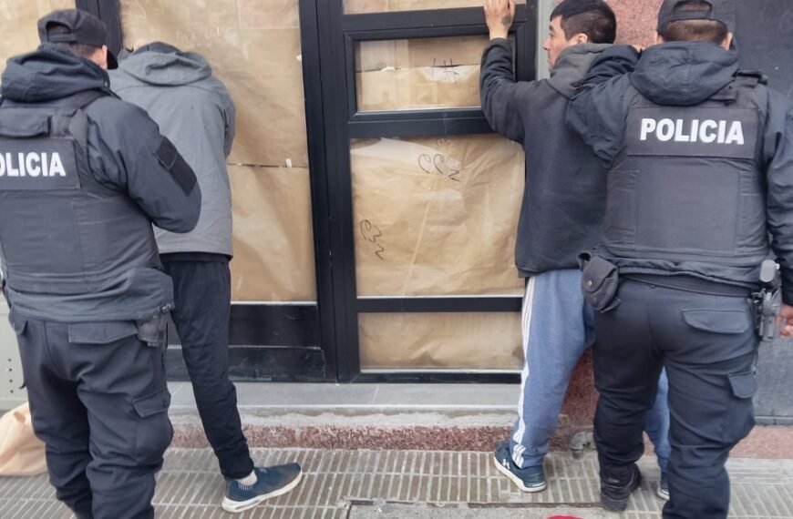 Dos hombres fueron aprehendidos tras un hurto en una farmacia