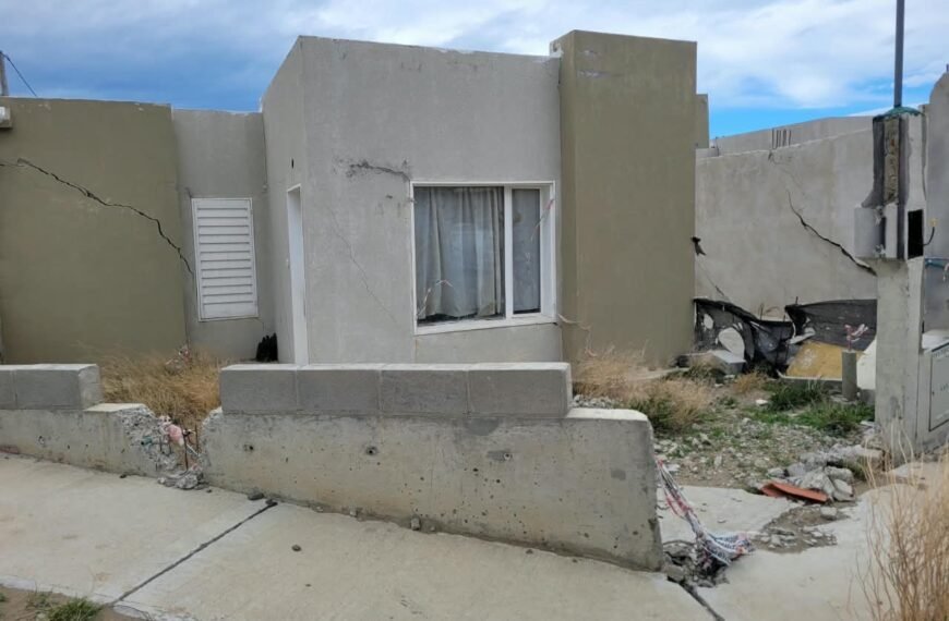Vecino de Km 12 denunció graves daños en viviendas del IPV y apuntó contra el Municipio y las empresas constructoras