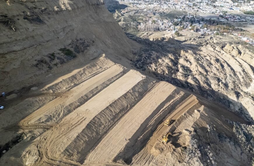 Avanzan los trabajos de aterrazamiento en la ladera del Cerro Hermitte