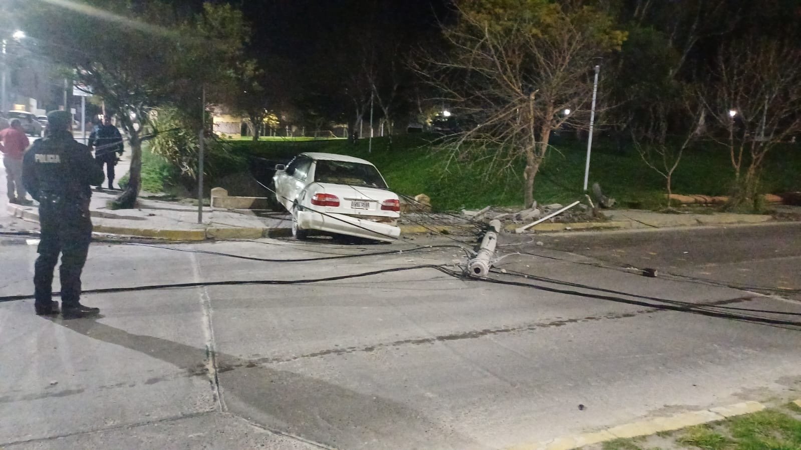Despistó, derribó un poste y terminó en el boulevard