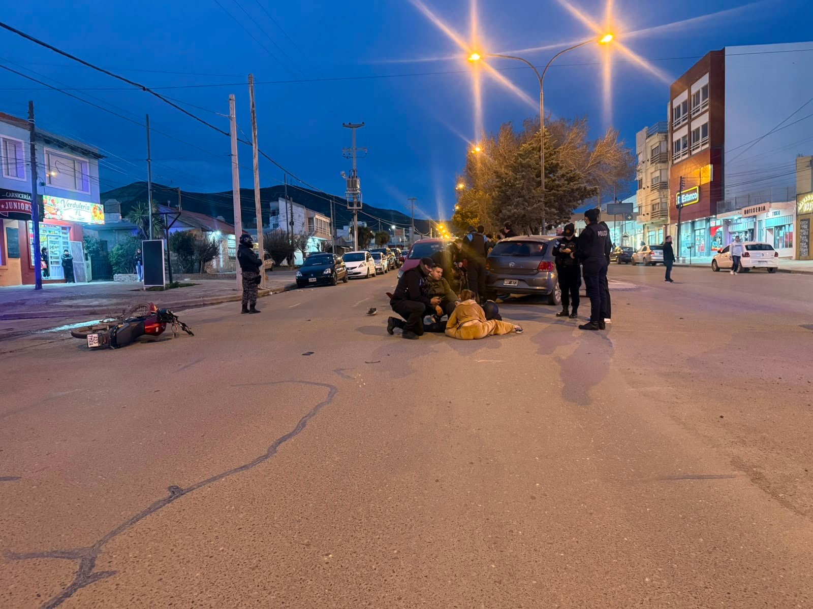 Dos personas heridas tras un choque entre una moto y dos autos en Avenida Kennedy