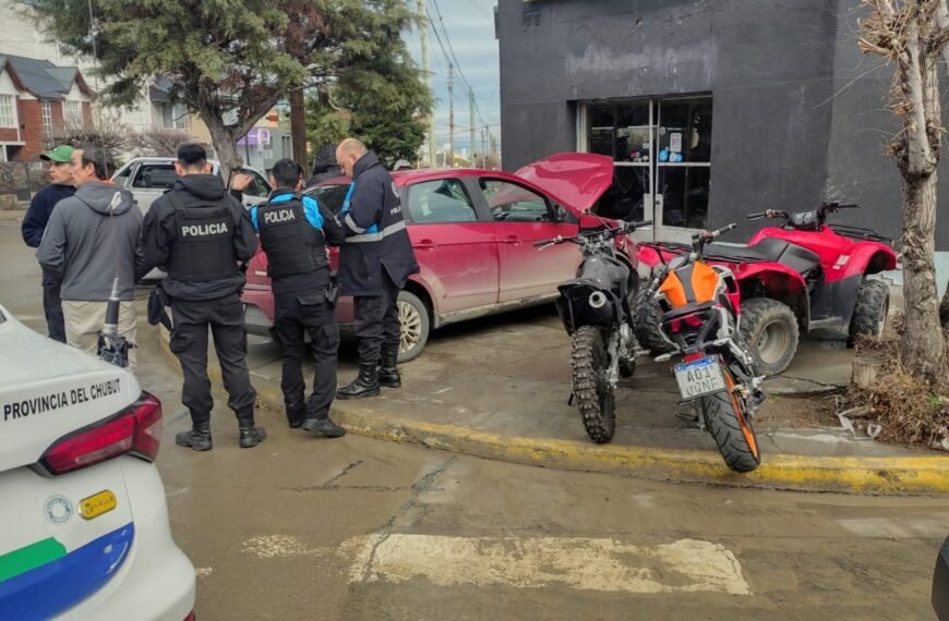 Dejó el auto estacionado sin freno de mano y terminó incrustado contra un local