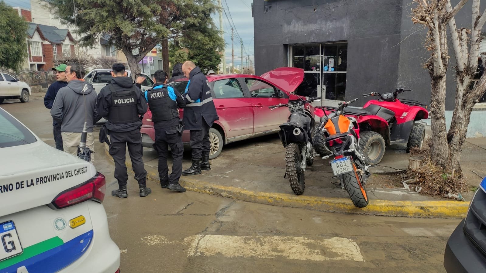 Dejó el auto estacionado sin freno de mano y terminó incrustado contra un local