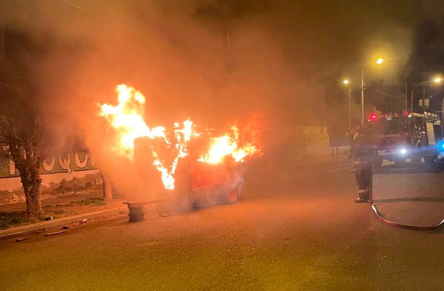 Investigan el incendio de un carro de comidas en Kilómetro 8: hay un sospechoso identificado