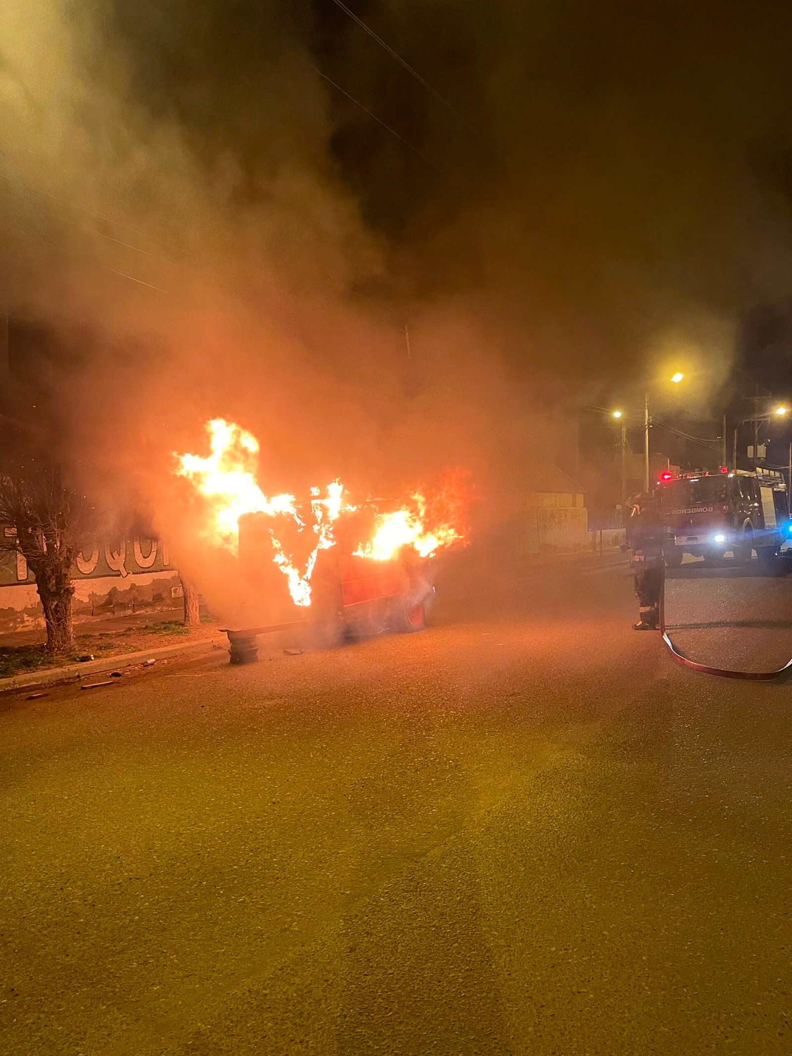 Investigan el incendio de un carro de comidas en Kilómetro 8: hay un sospechoso identificado