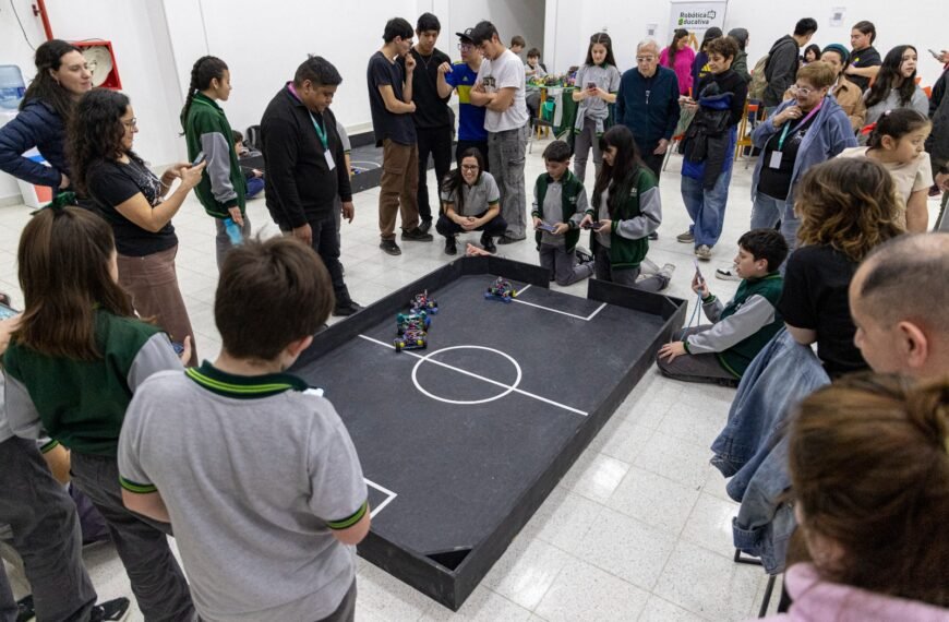 Con un encuentro de fútbol, iniciaron las competencias locales de robótica