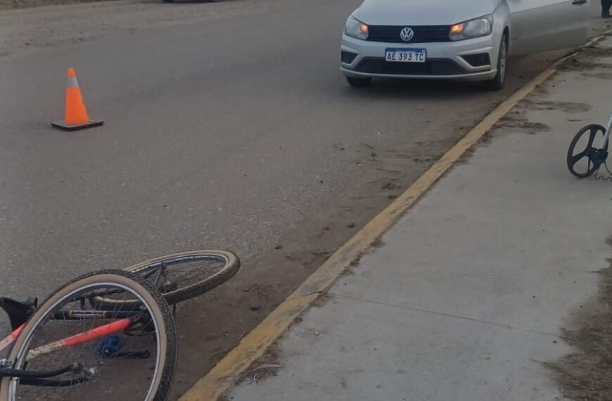Una ciclista fue atropellada por un automóvil en&hellip;