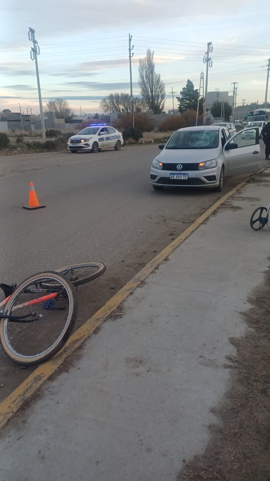 Una ciclista fue atropellada por un automóvil en la rotonda de Km 5