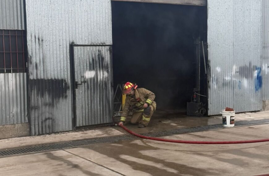 Incendio en un galpón de una empresa sobre la avenida Yrigoyen