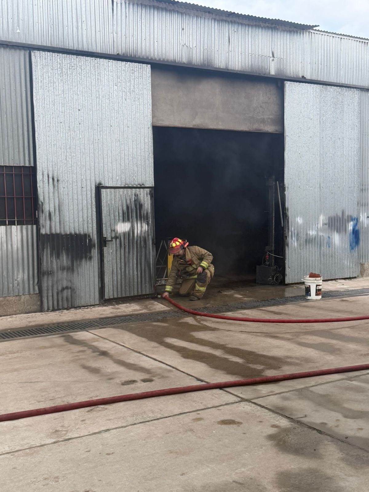 Incendio en un galpón de una empresa sobre la avenida Yrigoyen