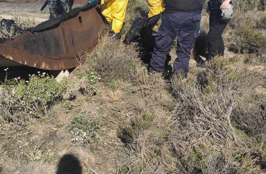 Retiraron sin vida a un perro que había caído en el pozo petrolero que rescataron a “Nico”