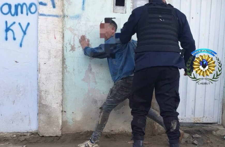 Detuvieron a un hombre por apedrear un automóvil en el barrio Máximo Abásolo