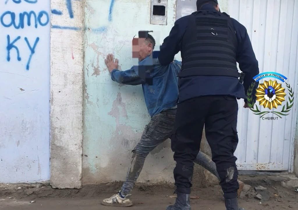 Detuvieron a un hombre por apedrear un automóvil en el barrio Máximo Abásolo