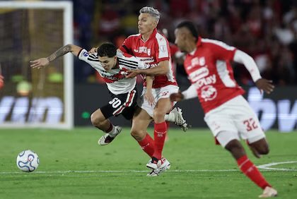 River no la pasó bien, pero logró un valioso empate en Colombia