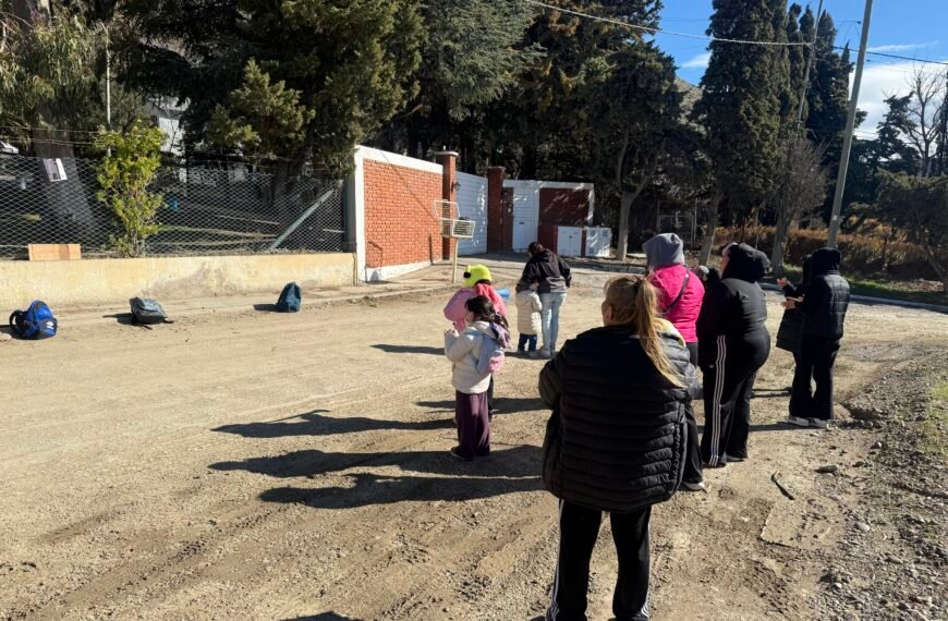 Esposas de choferes de Patagonia se instalaron frente a la empresa: “No nos vamos a mover hasta tener novedades”