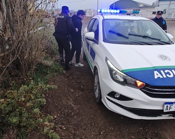 Lo identificaron cuando intentó cubrirse el rostro y descubrieron que tenía pedido de captura