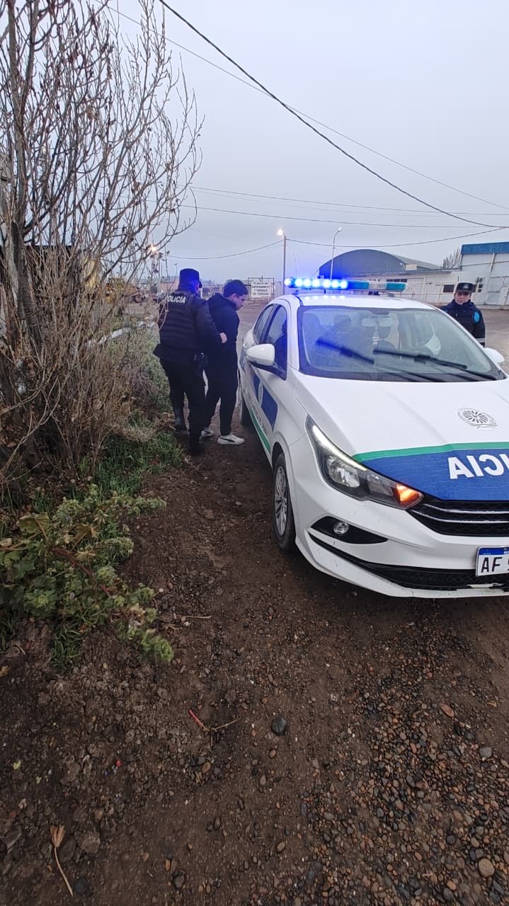 Lo identificaron cuando intentó cubrirse el rostro y descubrieron que tenía pedido de captura