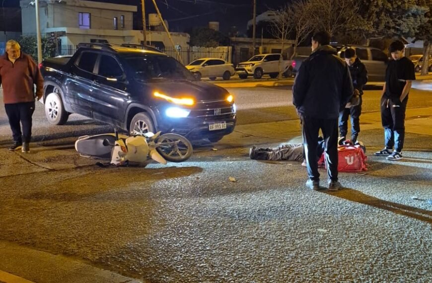 Fuerte choque entre una camioneta y una moto dejó a un hombre hospitalizado
