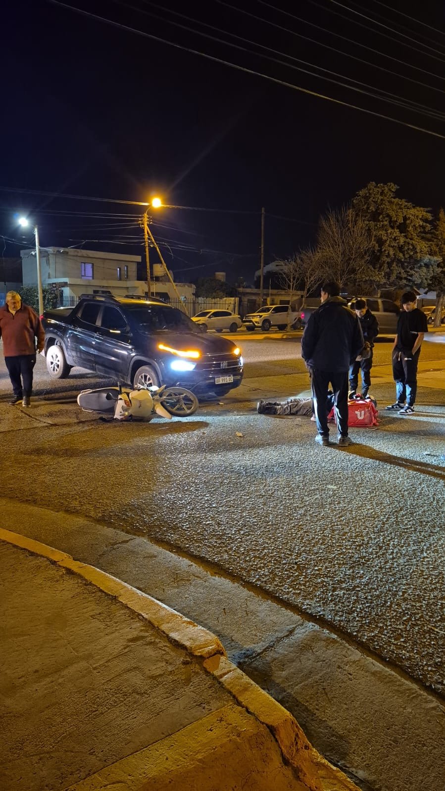 Fuerte choque entre una camioneta y una moto dejó a un hombre hospitalizado