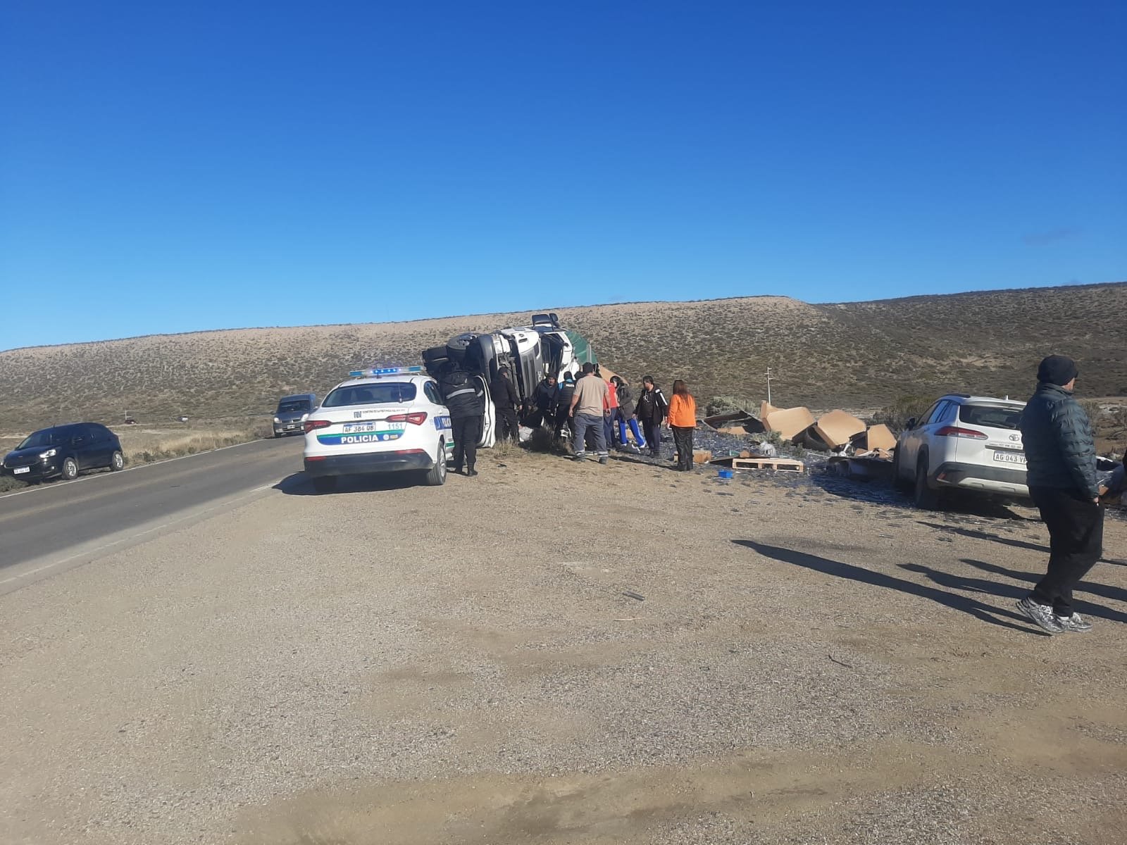 Volcó un camión sobre la Ruta Nacional N° 3 y el conductor fue trasladado al Hospital Regional