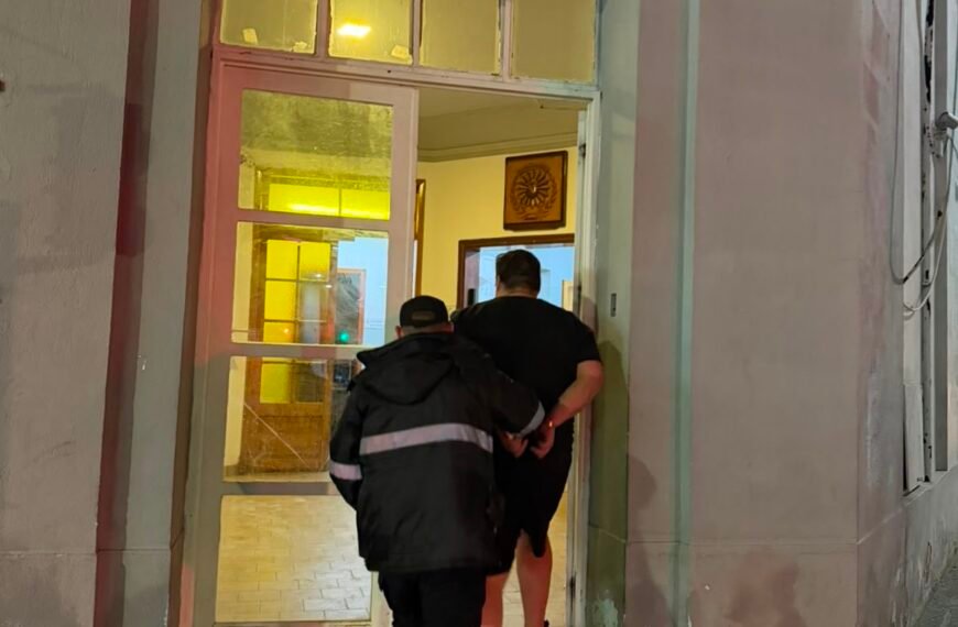 Encontró a un hombre dentro de su auto&hellip;