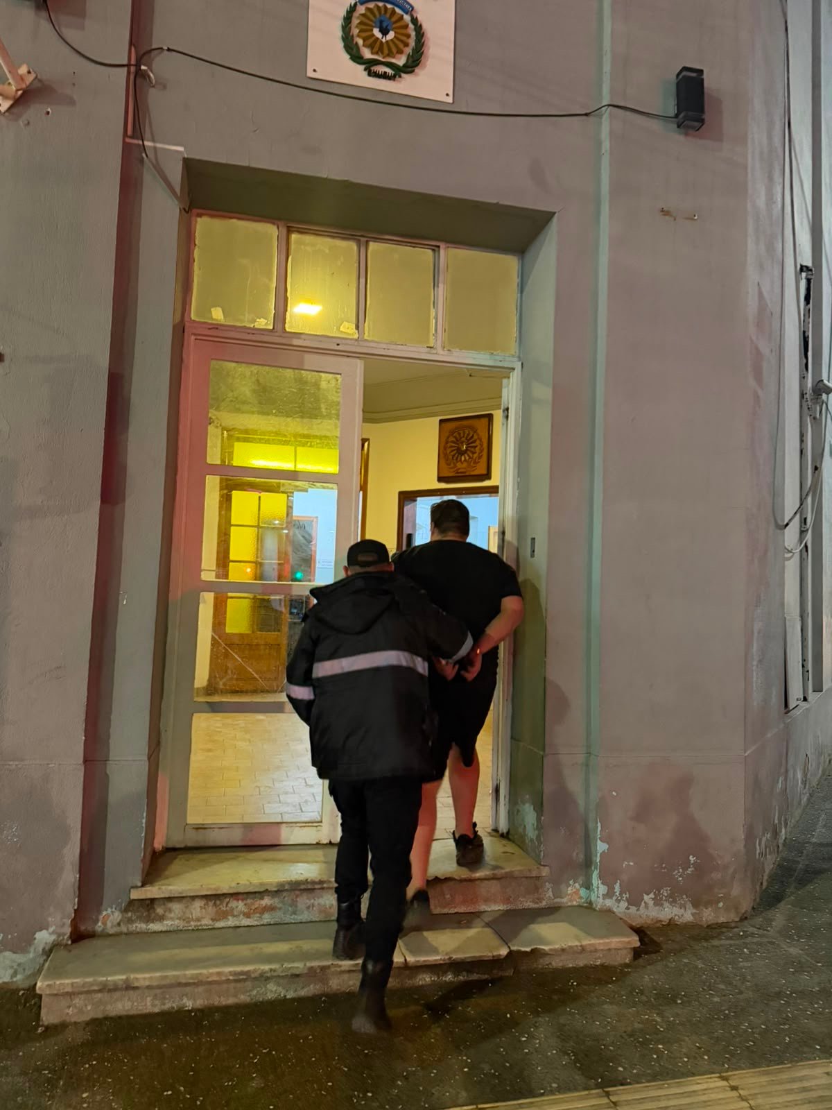 Encontró a un hombre dentro de su auto y logró retenerlo hasta la llegada de la Policía
