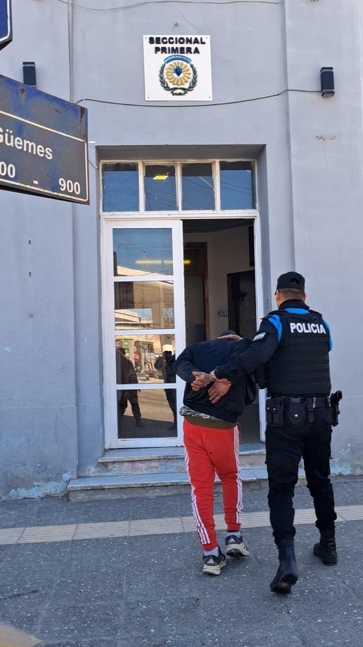 Detuvieron a un hombre tras intentar robar ropa de un comercio del centro de Comodoro