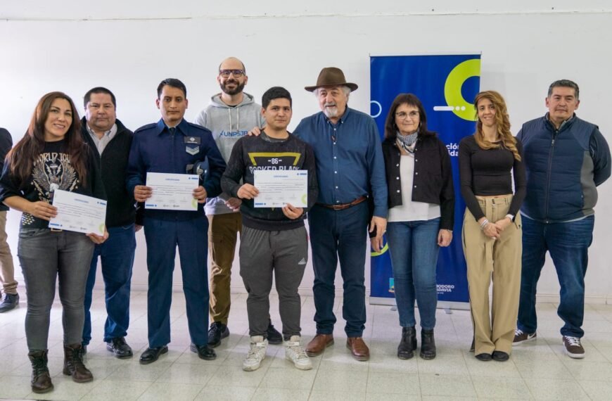 Othar encabezó el acto entrega de certificados de uso de herramientas digitales otorgados por los CTC